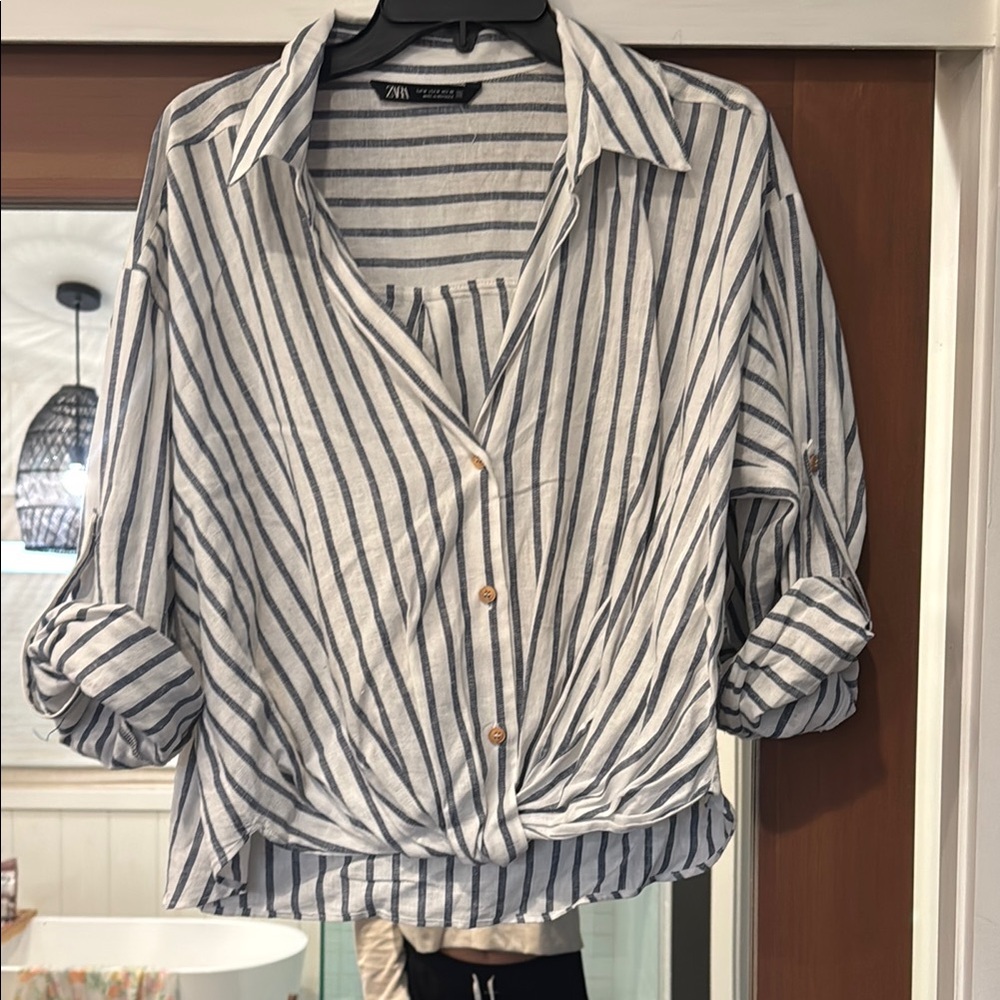 Zara White and Navy Striped Button-Front Collared Shirt